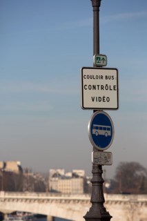 Paris, panneau signalant un couloir de bus