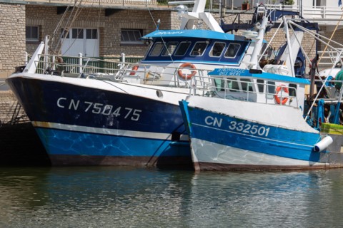Port en Bessin Huppain, chalutiers amarrés à quai