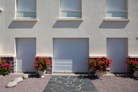 Pleneuf Val André, maison aux volets fermés et pots de géraniums