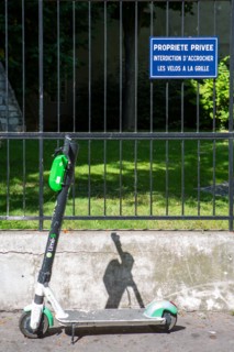 Grille avec panneau d'interdiction