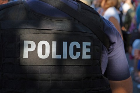 Logo police dans le dos d'un policier en tenue