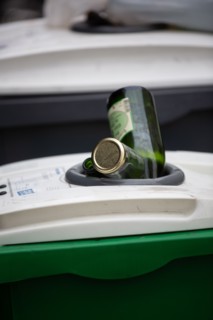 Paris, poubelle de collecte du verre
