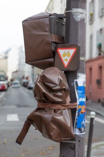 Paris, removal of the traffic lights, hidden under a tarp