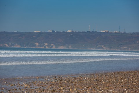 Biville (Manche), vue sur la centrale de retraitement des déchets nucléaire de Beaumont-Hague