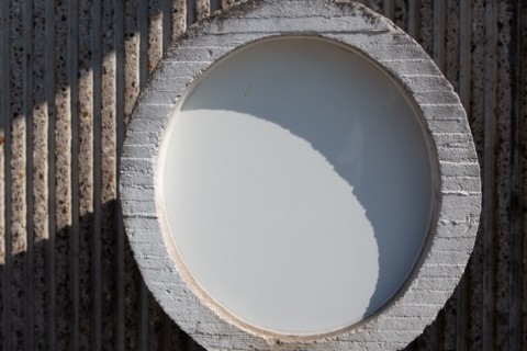 Rouen (Seine Maritime), détail d'un mur en béton