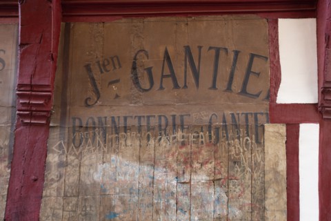 Rouen (Seine Maritime), vintage inscriptions with graffitis