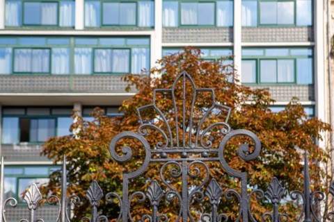 Paris, grille du métro aérien devant le lycée Fresnel,