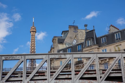 Paris, détail de la structure du métro aérien, ligne 6 et Tour Eiffel