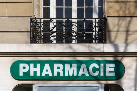 Paris, enseigne de pharmacie