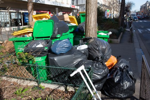 Paris, poubelles qui débordent