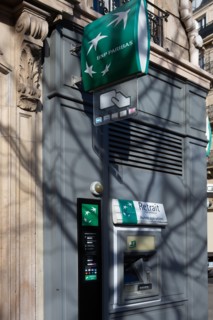 Paris, distributeur automatique de billets