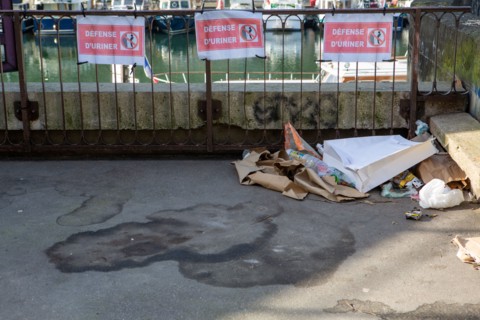 Paris, amoncellement de déchets sur la voie publique
