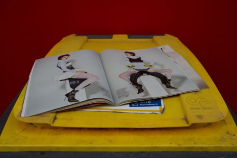 Paris, magazine de mode ouvert sur une poubelle