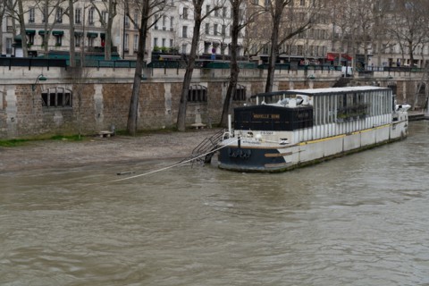 Paris, péniche sur la Seine en crue