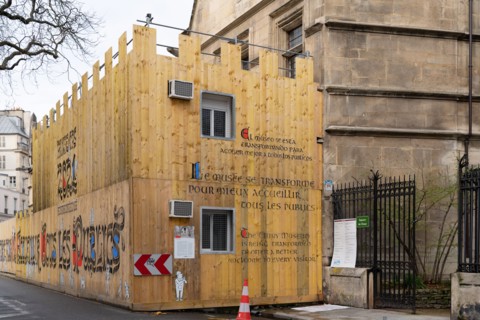 Paris, palissade devant le musée de Cluny – Musée national du Moyen Age en travaux