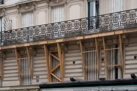 Paris, balcons soutenus par des étais