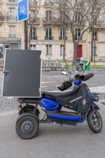 Paris, scooter de livraison