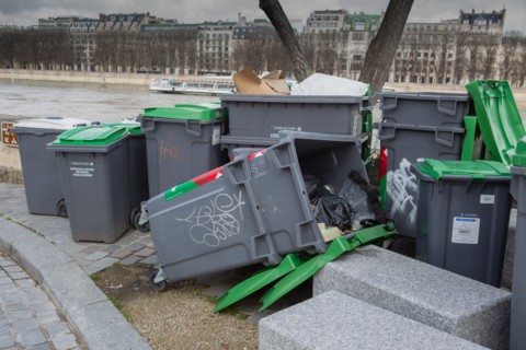 Paris, poubelles qui débordent