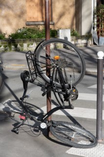 Paris, vélo accroché à la verticale d’un poteau