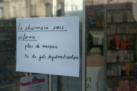 Affiche indiquant une pénurie de masques chirurgicaux et de gel hydroalcoolique