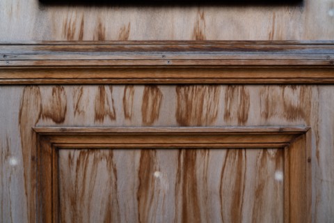 Détail de moulures non peintes