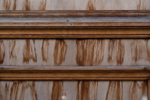 Détail de moulures non peintes