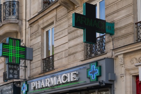 Paris, enseigne de pharmacie