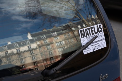 Paris, flyer sur le pare-brise arrière d’une voiture