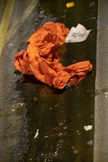 Paris, serviette et cannette dans le caniveau