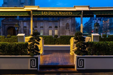 Paris, café-restaurant Les Deux Magots, fermé pour cause d’épidémie de coronavirus