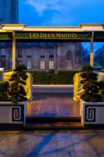 Paris, café-restaurant Les Deux Magots, fermé pour cause d’épidémie de coronavirus