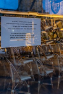 Paris, café-restaurant Les Deux Magots, fermé pour cause d’épidémie de coronavirus