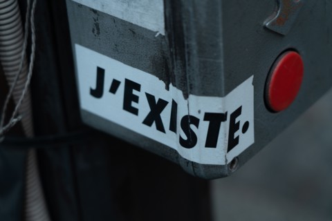 Paris, sticker « J’existe »