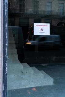 Paris, sticker « Défense d’afficher »