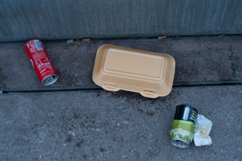 Paris, déchets dans le caniveau