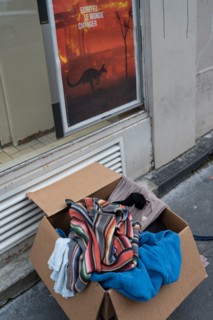 Paris, vêtements déposés dans la rue