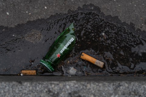 Paris, déchets dans le caniveau