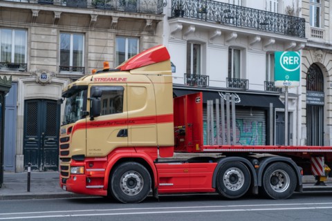 Paris, camion sur le boulevard Saint-Michel