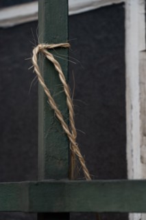 Cordellette accrochée à un poteau