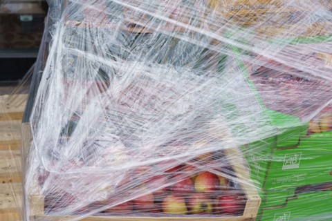 Paris, caisse de pommes avec cellophane