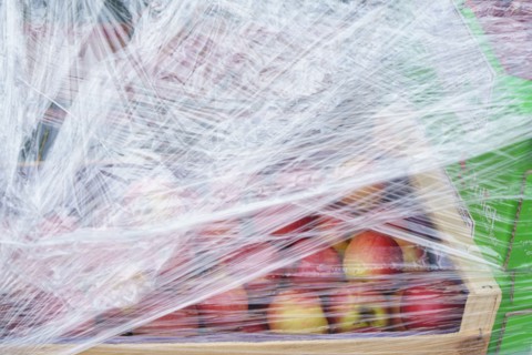 Paris, caisse de pommes avec cellophane