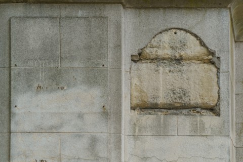 Paris, trace d’une plaque de rue retirée