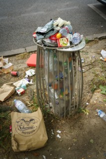 Paris, poubelle qui déborde