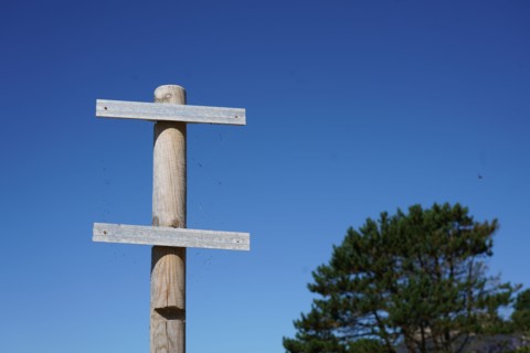 Poteau en bois pour panneau indicateur