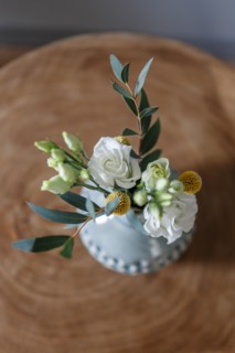 Petit bouquet de fleurs dans un vase