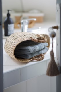 Serviette dans un petit panier en osier