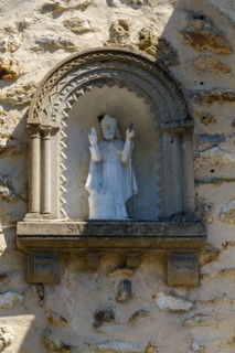 Statuette of a saint, Montfort l'Amaury, Yvelines