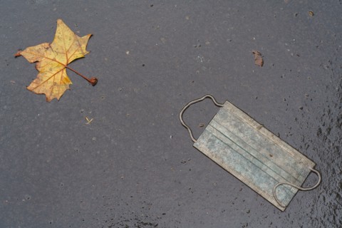Paris, masque chirgurgical jeté par terre