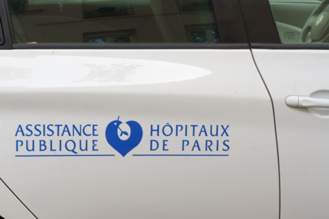 Paris Hospitals Public Assistance logo on a car door