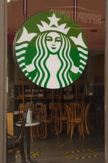 Paris, café Starbucks fermé pour cause de pandémie Covid-19
